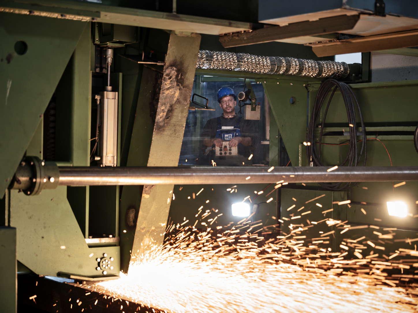 Industrielle Schleifbearbeitung von Stahlvormaterial mit Funkenflug
